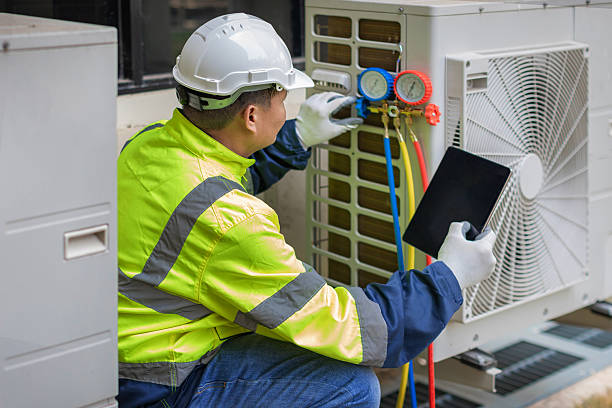 Professional Emergency Hvac Repair technician working in Oakwood, IL